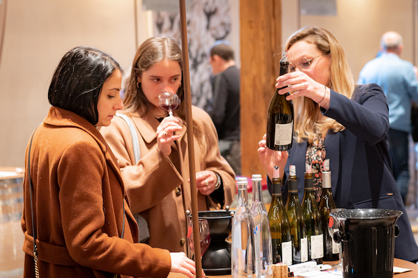 Dégustation de vins au Château de Pizay pour l'événement Bien Boire en Beaujolais, focus sur les verres BBB - Association Beaujol'art